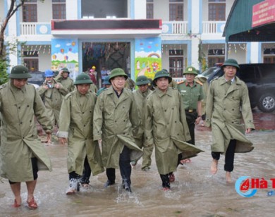 Phó Thủ tướng Trịnh Đình Dũng thị sát, chỉ đạo khắc phục hậu quả bão số 10