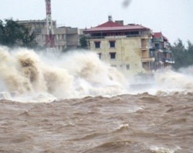 Siêu bão áp sát, gió thổi bay người, mưa ngút trời tại miền Trung