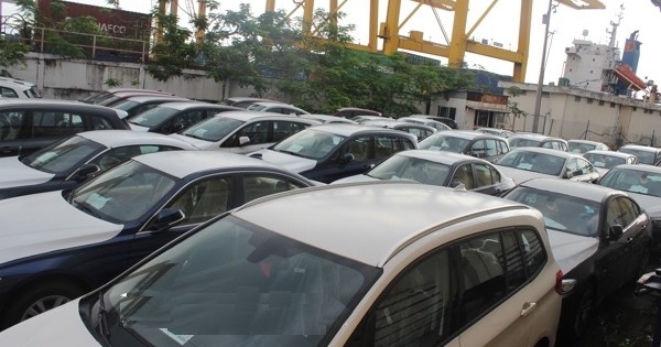 Hàng trăm ô tô BMW "phơi" tại cảng VICT