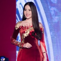 Hoa khôi Nam Em thướt tha trong tà áo dài dát vàng