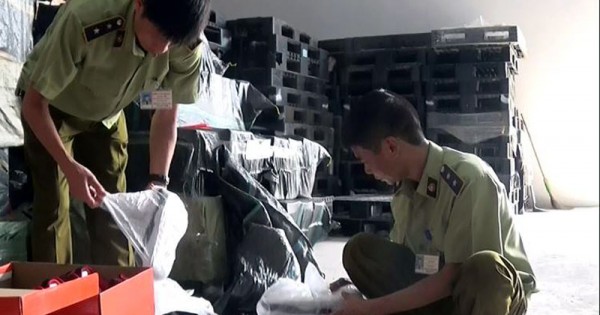 Thu giữ hơn 2.600 đôi giày không rõ nguồn gốc tại kho hàng Nguyễn Xiển