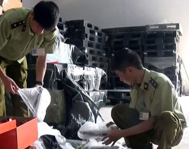 Thu giữ hơn 2.600 đôi giày không rõ nguồn gốc tại kho hàng Nguyễn Xiển