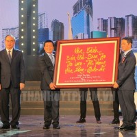 Hòa Bình đón nhận Huân chương Lao động hạng nhì