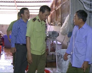 Thu giữ hóa chất, bún mốc tại cơ sở sản xuất bún