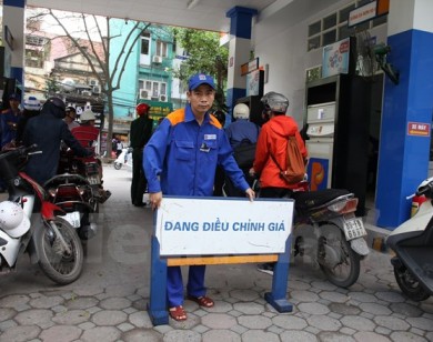 Từ 16 giờ 55 phút, ngày 5/10, xăng RON 92 giảm hơn 100 đồng mỗi lít