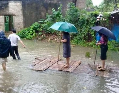 Nữ Chủ tịch phường nói về hình ảnh mặc váy, đi bè tre chống lụt