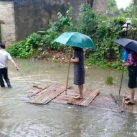 Nữ Chủ tịch phường nói về hình ảnh mặc váy, đi bè tre chống lụt