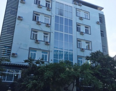 Trụ sở UBND phường Cát Linh, quận Đống Đa: Vì sao mới bàn giao đã có nhiều vết nứt?