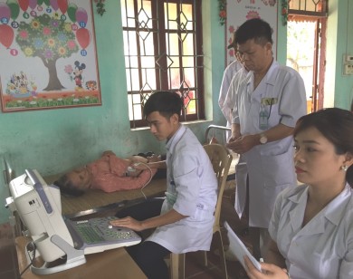 Bộ Y tế với Trường ĐH Y dược TP Hồ Chí Minh khám bệnh miễn phí cho bà con vùng lũ