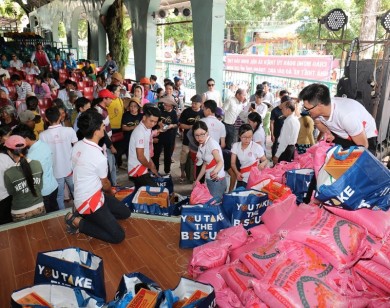 Việt Hưng Phát cùng Áo dài ABC trao 1.400 phần quà cho người dân khó khăn các tỉnh miền Tây