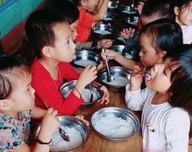 Phụ huynh phẫn nộ vì bữa ăn của trẻ mầm non chỉ có miến luộc chan nước