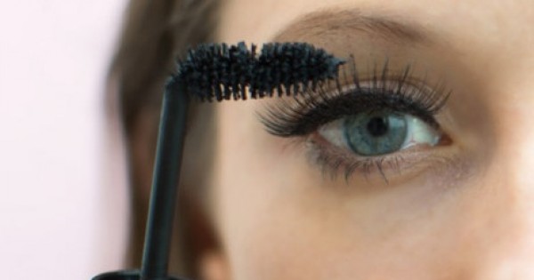 Mắt lung linh chỉ với mẹo dùng mascara thông minh