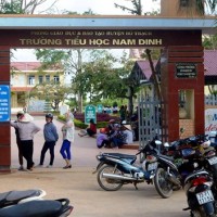 Quảng Bình: Hiệu trưởng bị kỷ luật vì "lạm thu" vẫn được điều chuyển làm Hiệu trưởng