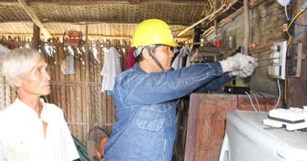 TP. Hồ Chí Minh: Chi hơn 1 tỷ sửa chữa điện miễn phí cho hộ nghèo