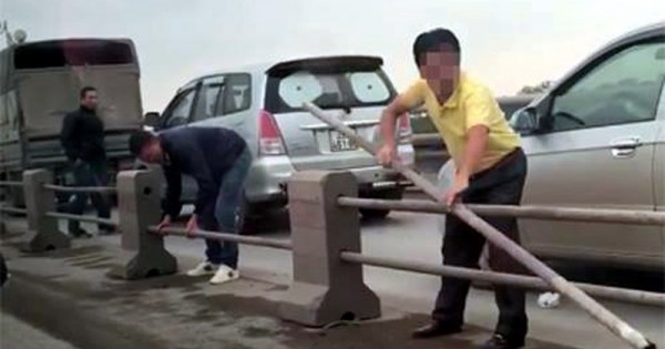 Vụ lái xe tháo dải phân cách cầu Thanh Trì: Ủy ban ATGT Quốc gia yêu cầu xử lý nghiêm