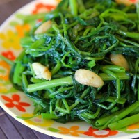 Mách bạn cách xào rau ngon, giòn mà không bị đen