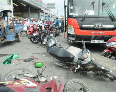Xe khách tông hàng loạt xe máy và xe tải đang dừng chờ tín hiệu giao thông