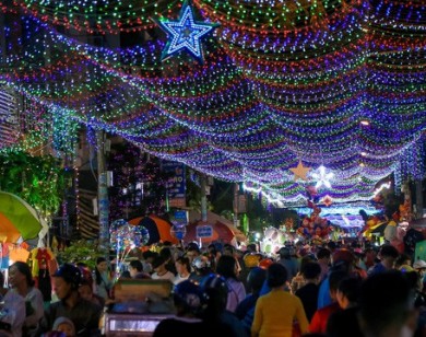 Sài Gòn rực rỡ trong biển người đêm Giáng sinh