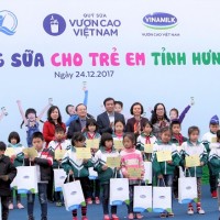Quỹ sữa Vươn cao Việt Nam đem niềm vui cuối năm đến trẻ em tỉnh Hưng Yên