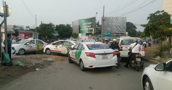 Có hay không việc làm ngơ cho taxi vi phạm luật tại nút giao thông sân bay Tân Sơn Nhất?