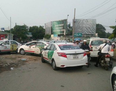 Có hay không việc làm ngơ cho taxi vi phạm luật tại nút giao thông sân bay Tân Sơn Nhất?