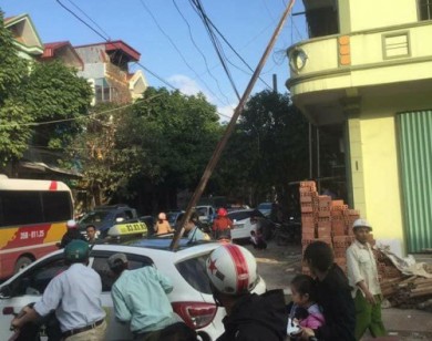 Ninh Bình: Thanh sắt rơi, đâm thủng nóc xe taxi gây chết người