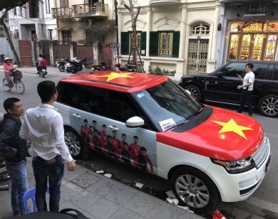 Dịch vụ dán decal trang trí xe cổ vũ U23 Việt Nam: Khách đông đến mức thợ không dám nhận thêm xe