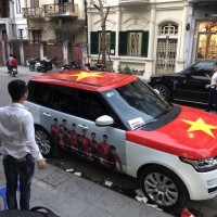 Dịch vụ dán decal trang trí xe cổ vũ U23 Việt Nam: Khách đông đến mức thợ không dám nhận thêm xe