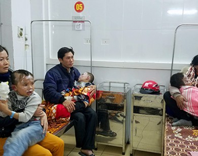 Hà Tĩnh: Xem rán xúc xích, bình ga phát nổ khiến 7 học sinh bỏng nặng