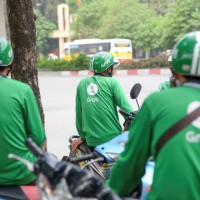 GrabBike thu thêm phí dịch vụ ngày Tết