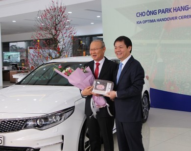 Thaco trao tặng xe Kia Optima cho HLV trưởng đội tuyển U23 Việt Nam Park Hang Seo