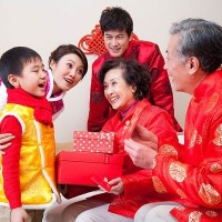 Dịch vụ xông đất đầu năm "hái ra tiền" dịp Tết Mậu Tuất 2018