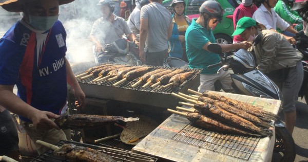 Người dân TP Hồ Chí Minh tấp nập đi mua cá lóc nướng cúng Thần Tài 