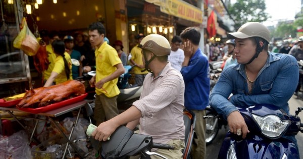 Heo quay nguyên con giá tiền triệu hút khách ngày vía Thần Tài