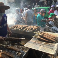 Người dân TP Hồ Chí Minh tấp nập đi mua cá lóc nướng cúng Thần Tài 