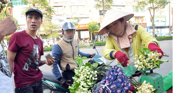 Hoa bưởi đầu mùa giá "chát" vẫn hút khách Hà Nội