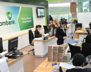 Vietcombank nói gì khi tăng hàng loạt phí ngân hàng?