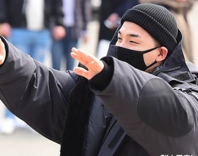 Taeyang (Big Bang) quỳ gối tạm biệt người hâm mộ đi nhập ngũ