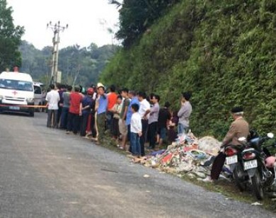 Người dân bàng hoàng phát hiện 3 người chết trên ô tô đỗ vệ đường