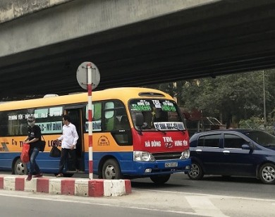 Bất lực với xe trả khách tại đường dẫn cầu cạn?