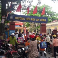 Đuổi việc cô giáo bắt học sinh uống nước giặt giẻ lau bảng
