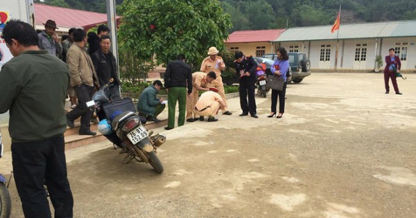 Giáo viên lùi xe trong sân trường, 2 học sinh thương vong