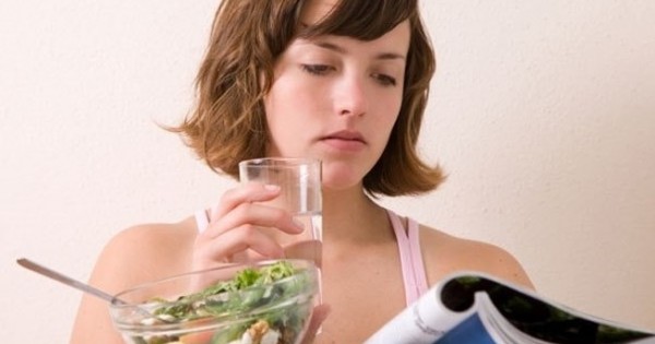 Uống nước trong bữa ăn bạn nên dừng lại ngay hôm nay