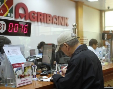 Agribank hoàn tiền cho khách hàng mất tiền tại ATM của ngân hàng