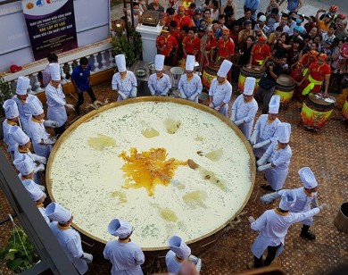 Chiêm ngưỡng chiếc bánh xèo lớn nhất Việt Nam, phục vụ cho 200 khách