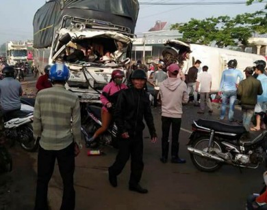 Xe khách tông trực diện xe tải, 10 người thương vong