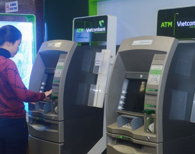 Sau Agribank, đến lượt VietinBank và Vietcombank tăng phí rút ATM