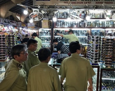 Rầm rộ kiểm tra "hàng giả"  tràn lan trong chợ Bến Thành