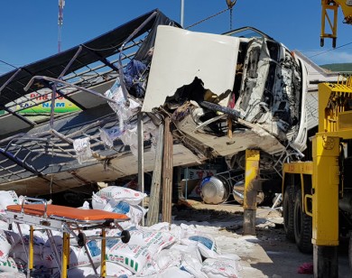 Xe tải tông hàng loạt xe trên QL20, 5 người tử vong