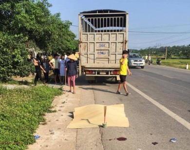 Đi khám thai, hai vợ chồng bị ô tô thương vong